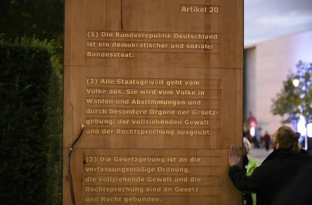 Artikel-20-Skandal erreicht Karlsruhe: Vernichten sie jetzt sogar die Verfassung?