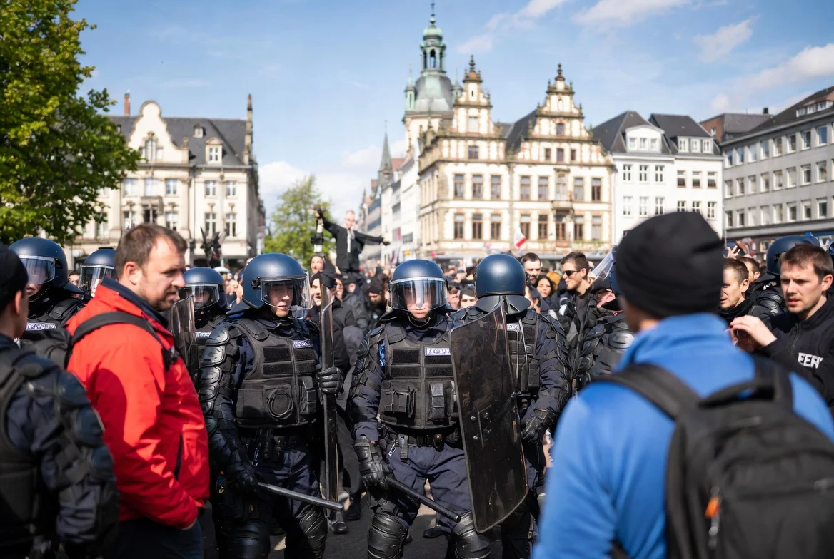 Karneval unter Polizeiterror: 1.000 Beamte machen Köln zur Kontrollzone – Messer verboten, Freiheit auch!