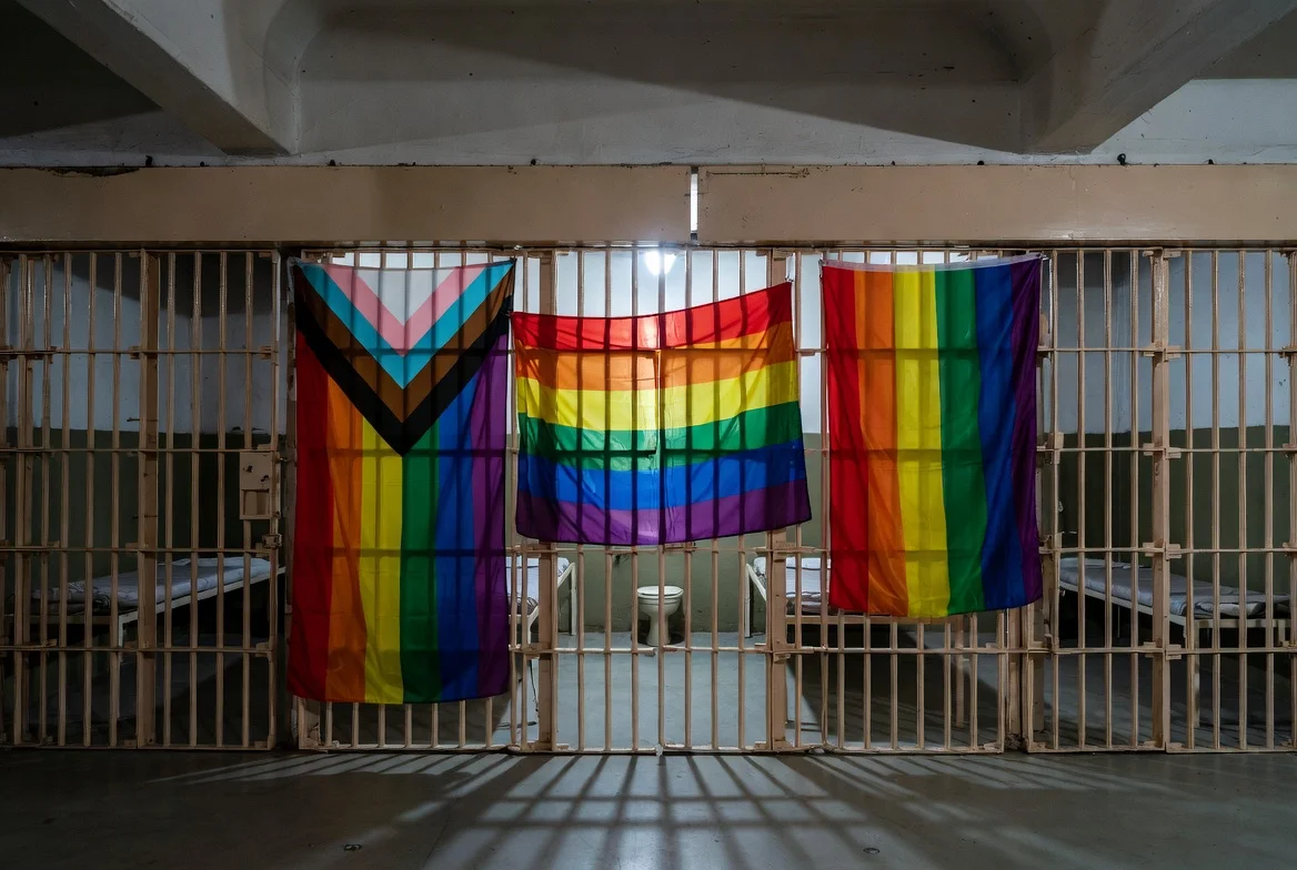 Trans-Gewalttäter stürmen Frauengefängnisse und Umkleiden: Die endlose Liste der Skandale, die Frauen zur Beute machen!