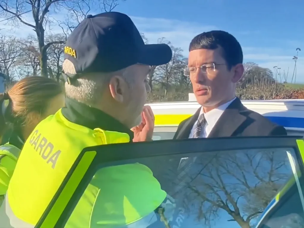 Transideologie: Irischer Lehrer wegen falschem Pronomen bereits zum vierten Mal festgenommen