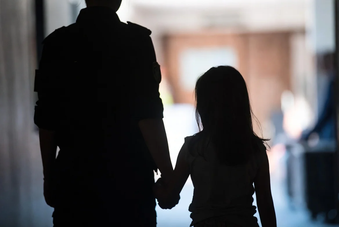 Kindeswohl oder Behördenmacht? Zweifel an Inobhutnahmen trotz Rekordzahlen