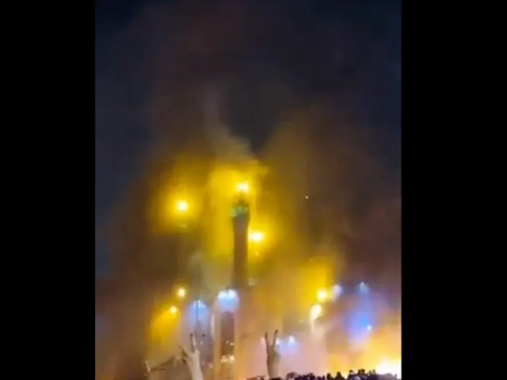 Moscheen in Flammen: Iran erlebt einen Exorzismus der Theokratie