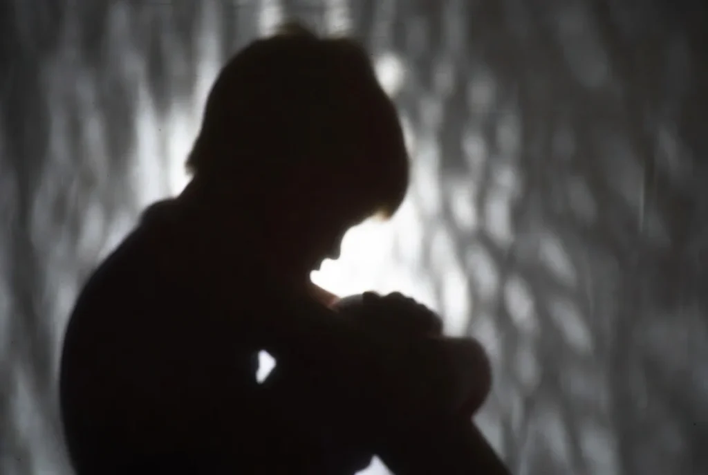 Schutzbefohlenen Jungen 100-fach missbraucht: Vorbestraftes Schwulen-Paar vor Gericht