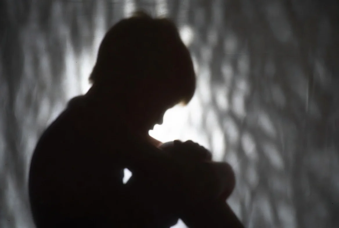 Schutzbefohlenen Jungen 100-fach missbraucht: Vorbestraftes Schwulen-Paar vor Gericht