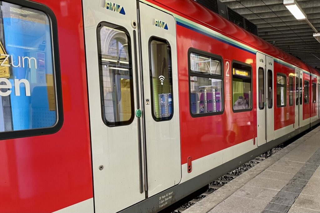 Unfassbar: Zugbegleiter nach Prügelattacke gestorben – Polizei verschweigt weiterhin die Hintergründe