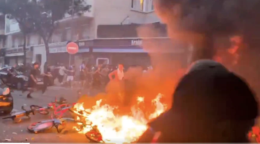 Brennende Fahrräder und Rauch bei Ausschreitungen in Paris