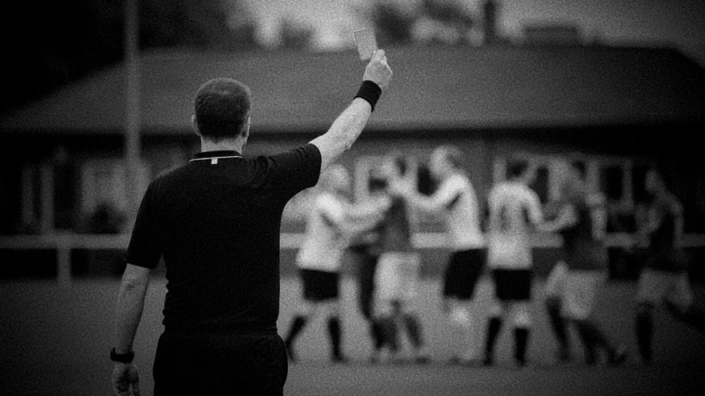 Stollentritte ins Gesicht: Fußballspiel endet mit sieben Verletzten