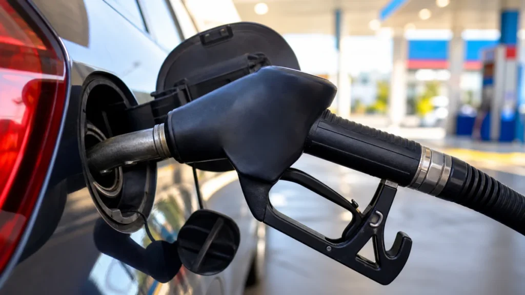 Unbeschriftete Zapfpistole als Symbol für Tankrabatt und Dieselpreise