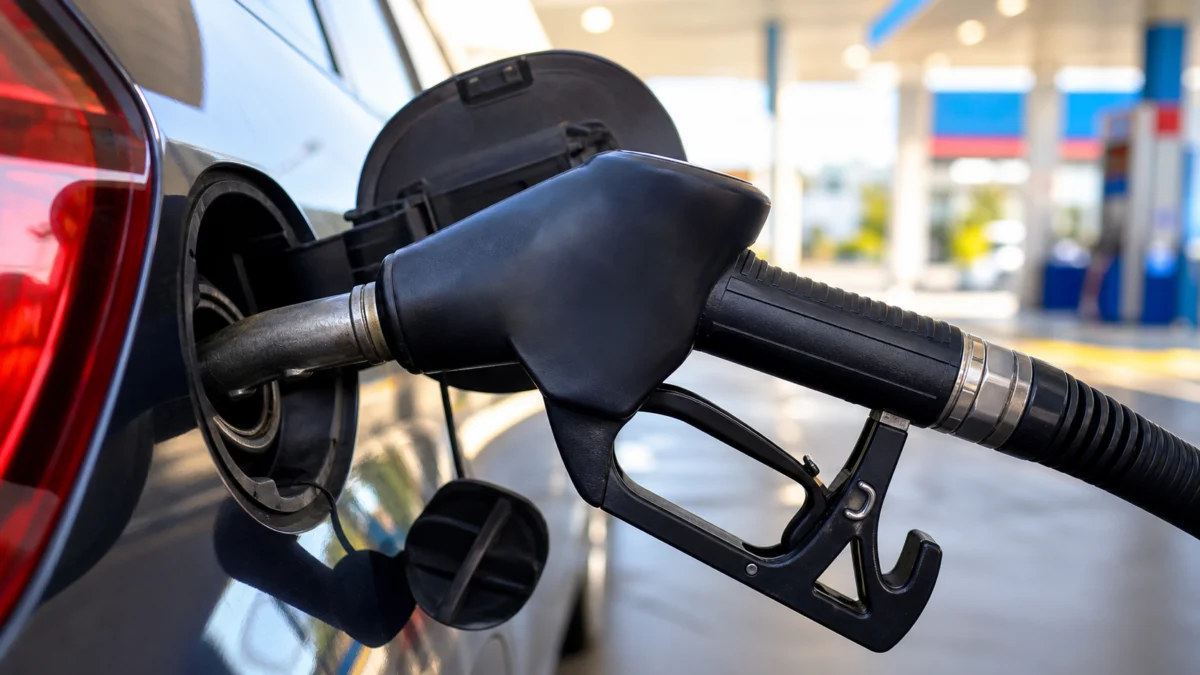 Unbeschriftete Zapfpistole als Symbol für Tankrabatt und Dieselpreise