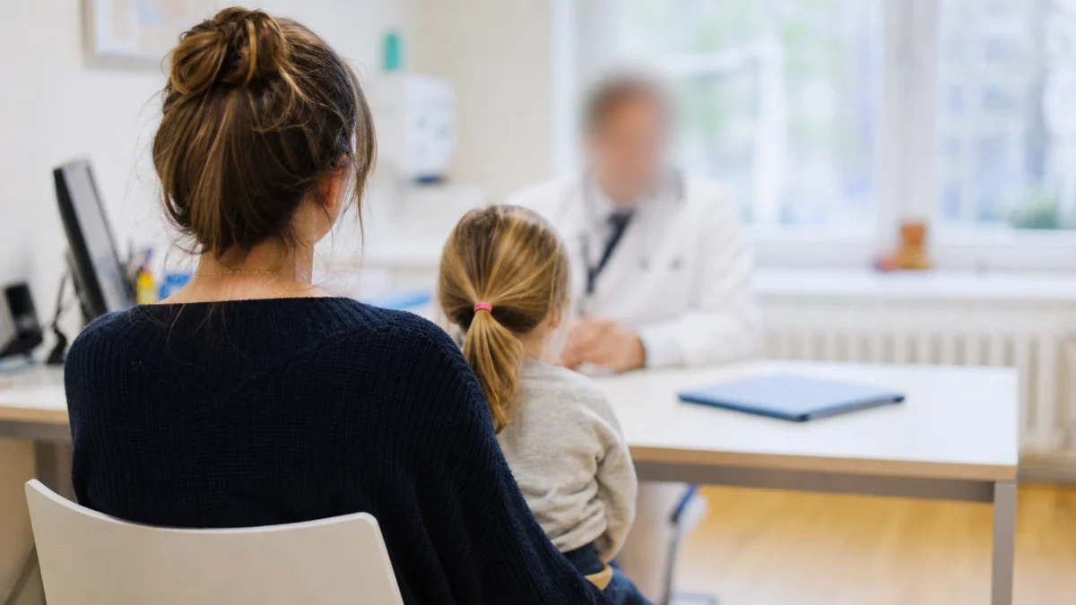 Mutter und Kind bei einem ärztlichen Impfberatungsgespräch