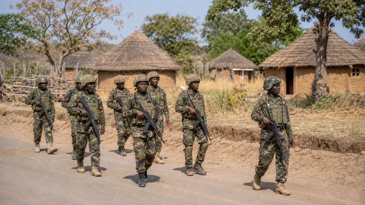 Symbolbild: Afrikanische Armeeeinheit in einem Dorfgebiet