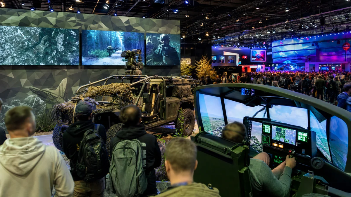 Militärischer Karrierestand mit Fahrzeug und Simulator auf einer Spielemesse