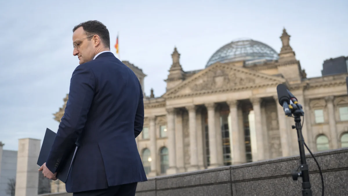 Jens Spahn verlässt symbolisch einen Pressetermin vor dem Reichstag