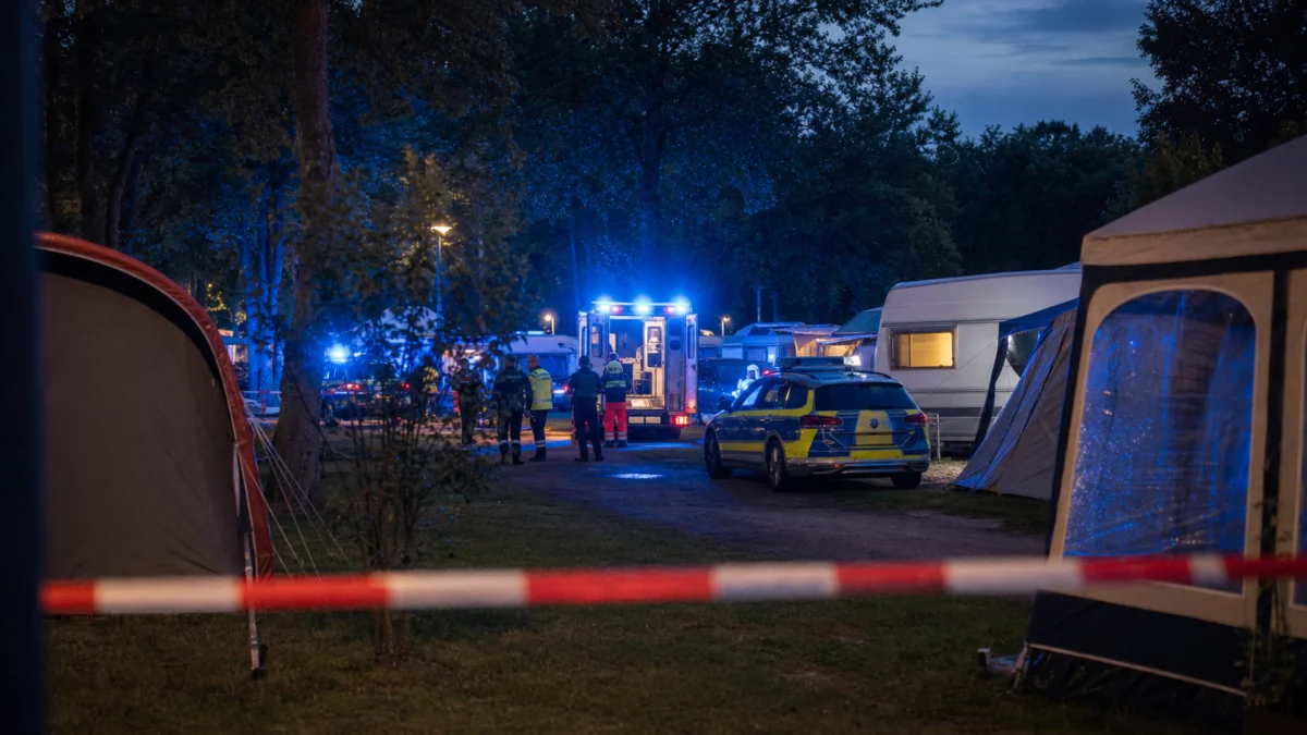 Polizei- und Rettungseinsatz auf einem Campingplatz bei Dunkelheit