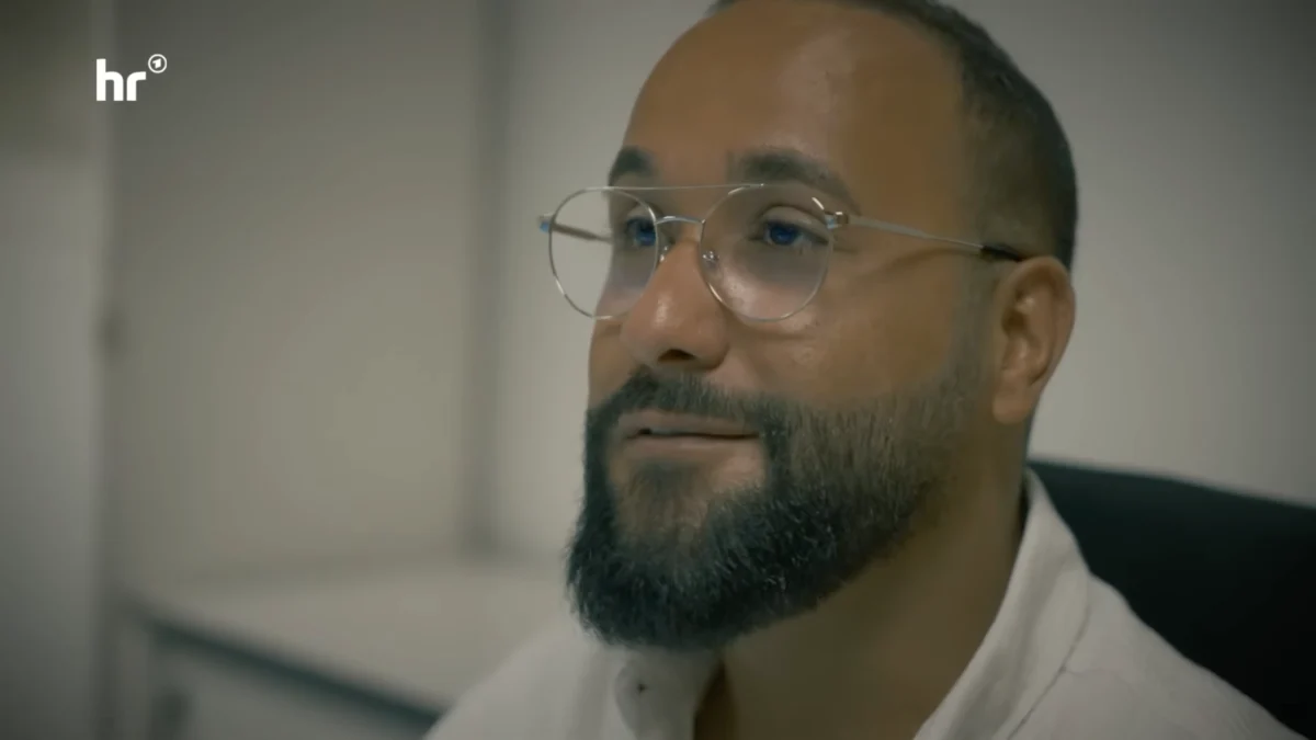 Sachbearbeiter Abduljabbar in der HR-Dokumentation über die Darmstädter Ausländerbehörde