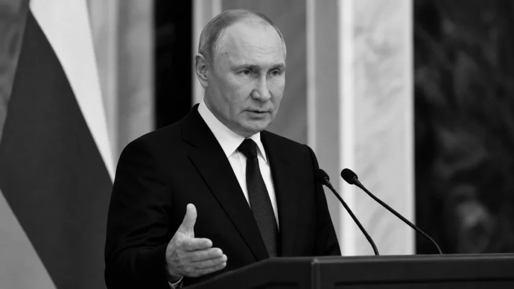 Wladimir Putin bei einer Ansprache in Schwarzweiss - Symbolbild