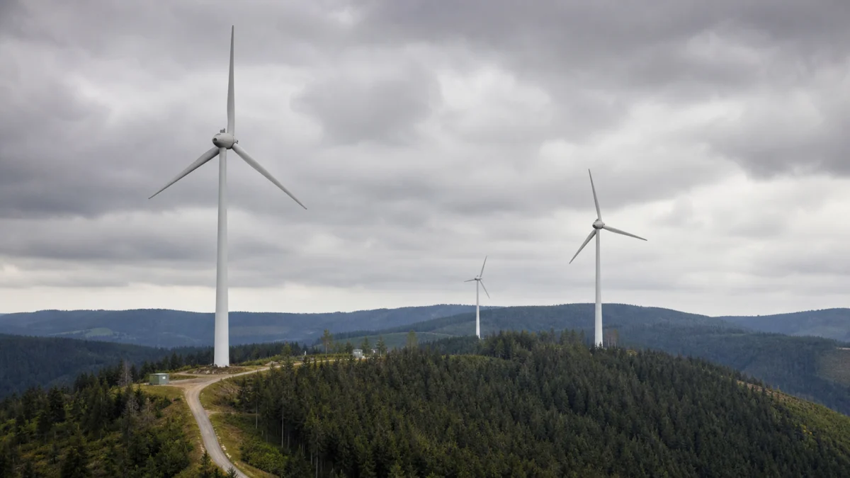 Windkraftanlagen stehen auf einem bewaldeten Höhenzug in Baden-Württemberg