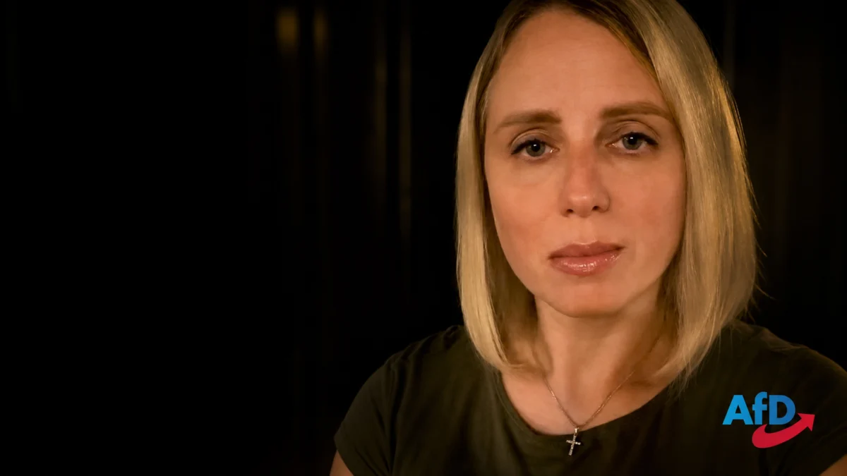 Vanessa Behrendt mit Kreuzkette in ihrem Videoaufruf an Christen