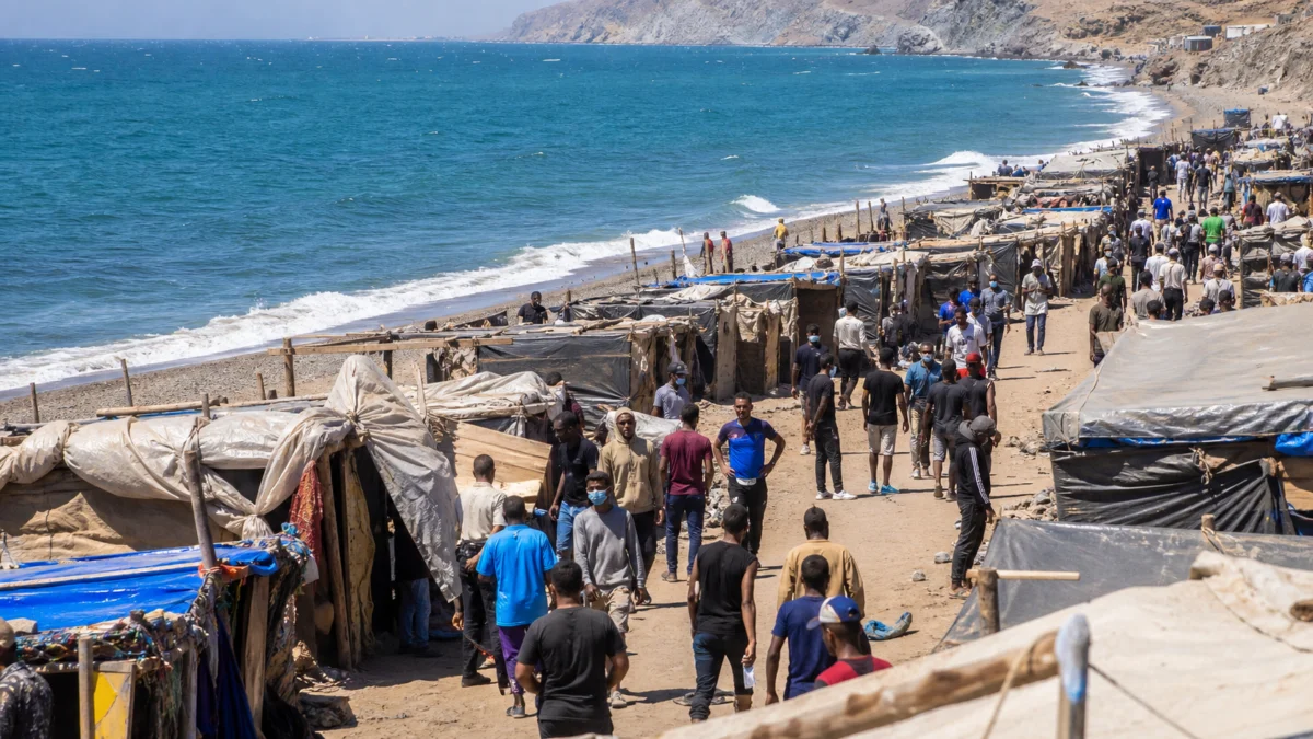 Improvisierte Unterkünfte von Migranten an einem Strand bei Ceuta