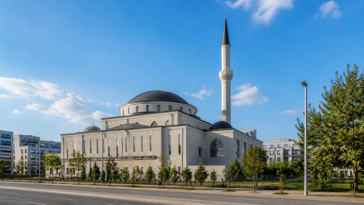 Eine Moschee mit Minarett in einer europäischen Stadt.