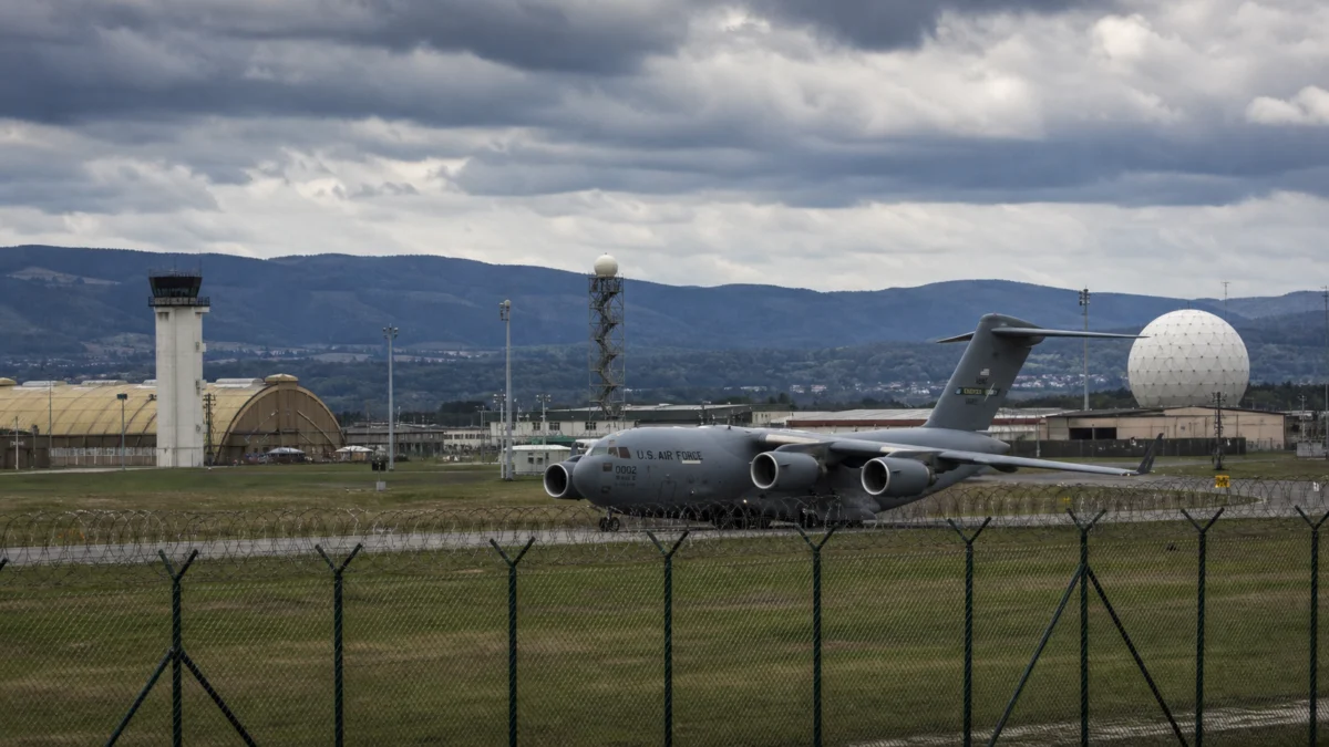 US-Militärflugplatz in Deutschland mit Transportflugzeug und Radaranlage