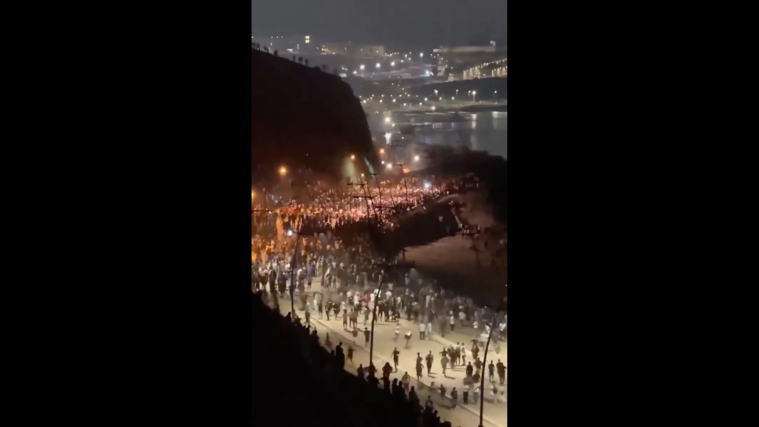 Screenshot via X: Nächtliche Menschenmenge im Grenzgebiet vor Ceuta