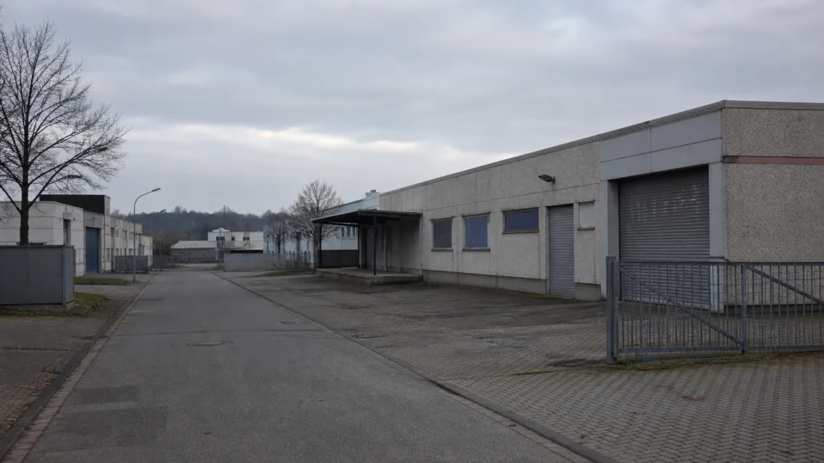 Verwaister deutscher Gewerbepark mit geschlossenen Werkhallen