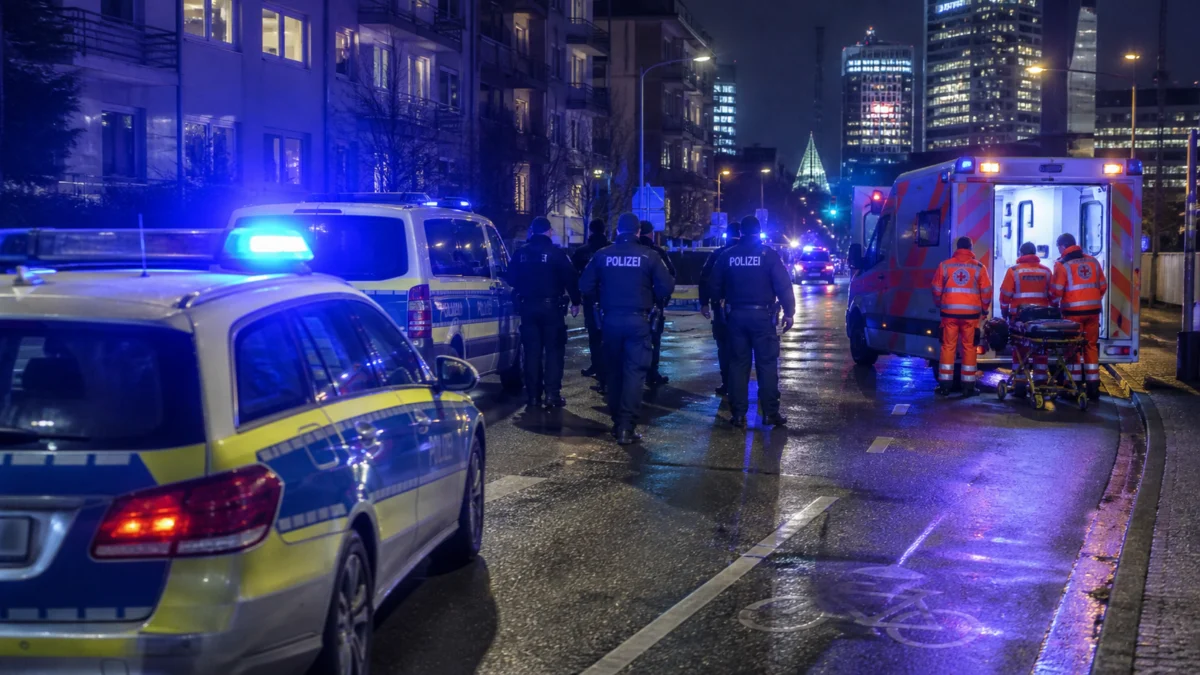 Nächtlicher Polizei- und Rettungseinsatz in Frankfurt nach einem Messerangriff