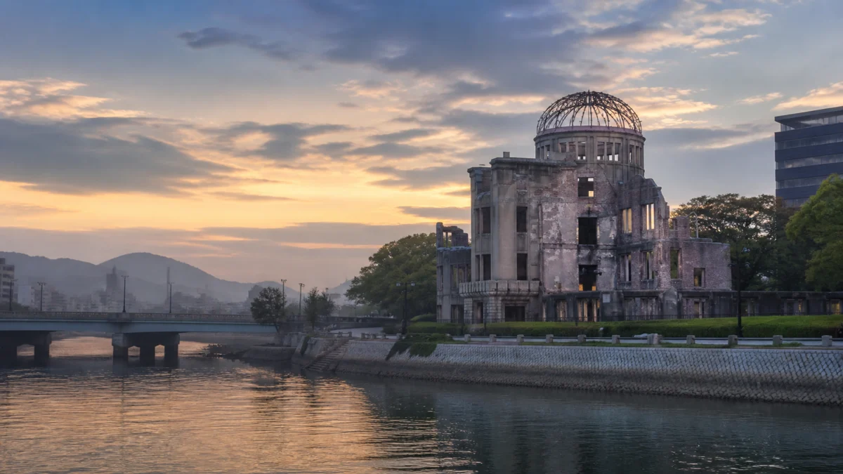 Blick auf die Atombombenkuppel in Hiroshima am Fluss bei Sonnenaufgang