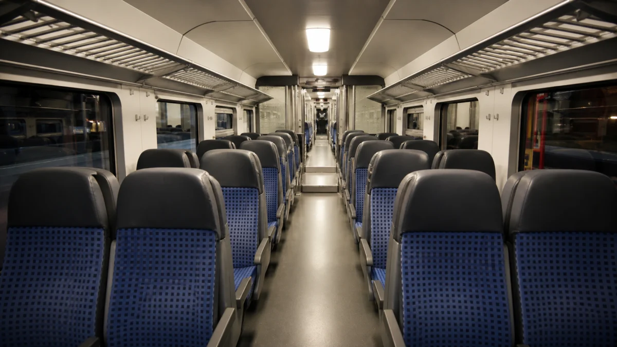 Leerer Innenraum eines Regionalzugs.