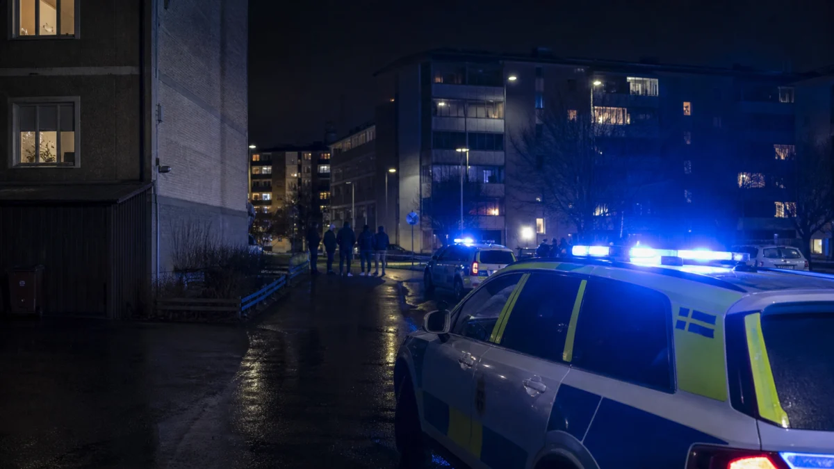 Schwedische Polizei in einem von Bandenkriminalität betroffenen Stadtviertel