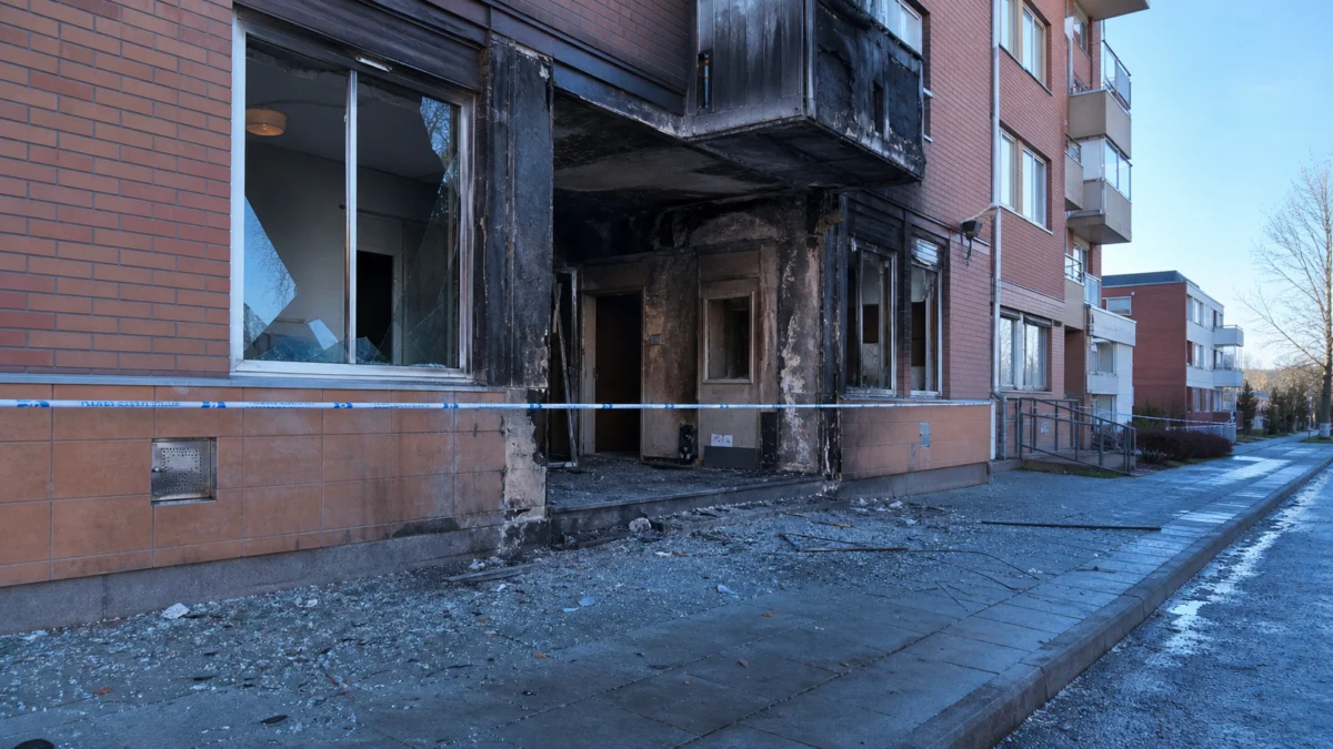 Ein durch eine Explosion beschädigter Hauseingang in einem schwedischen Wohnviertel.