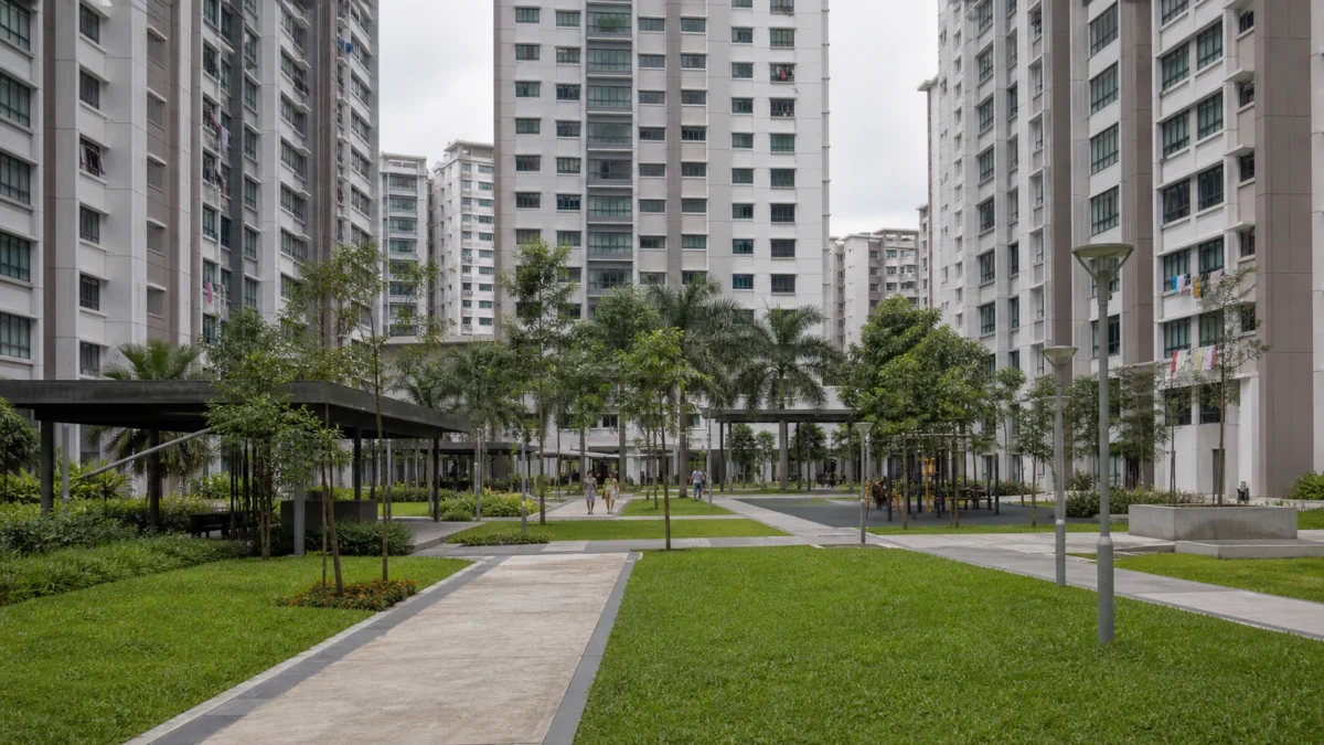 Öffentlicher Wohnungsbau in Singapur mit mehreren Hochhäusern und gemeinsamer Grünanlage