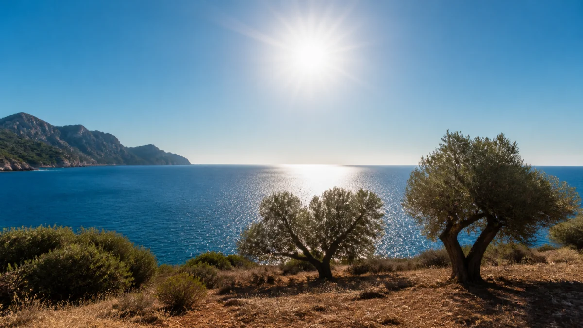 Sonne über einer Mittelmeerküste