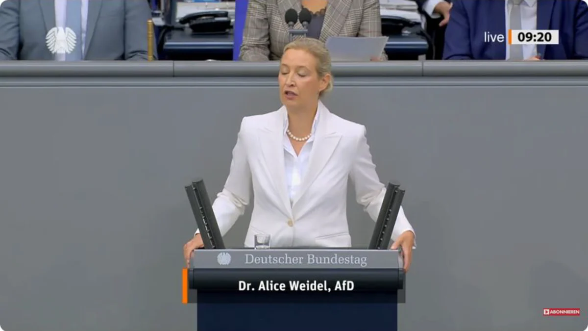 Alice Weidel spricht in der Generaldebatte am Rednerpult des Deutschen Bundestages