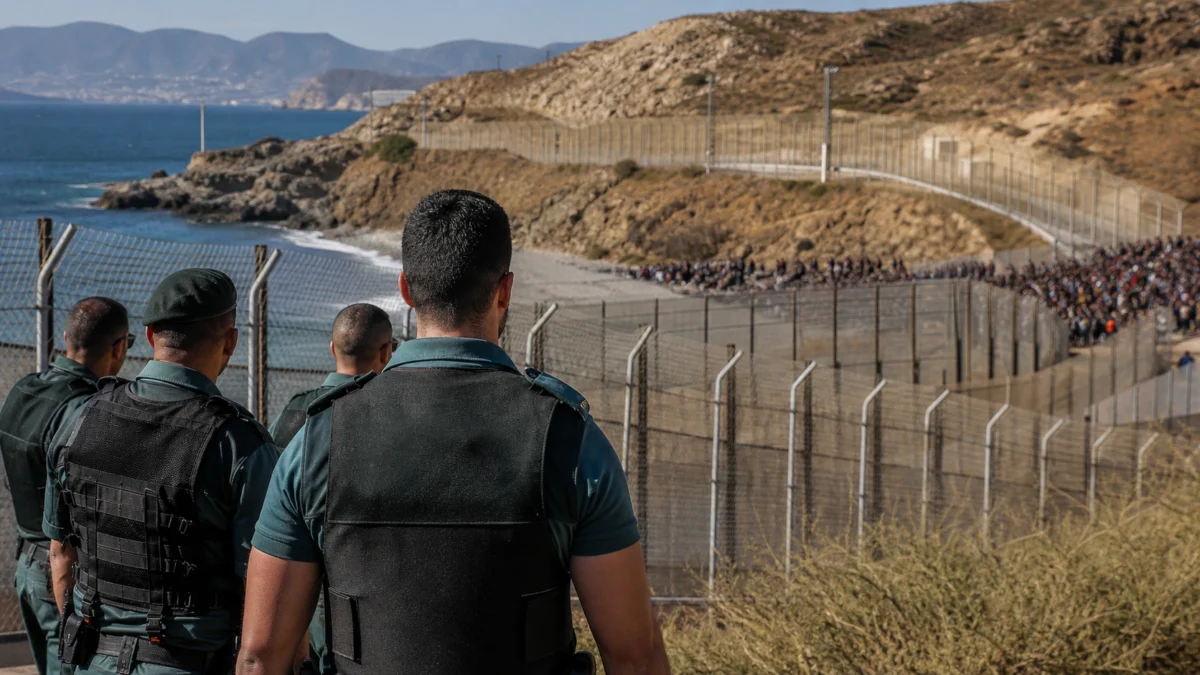 Spanische Grenzbeamte an einem Grenzzaun bei Ceuta