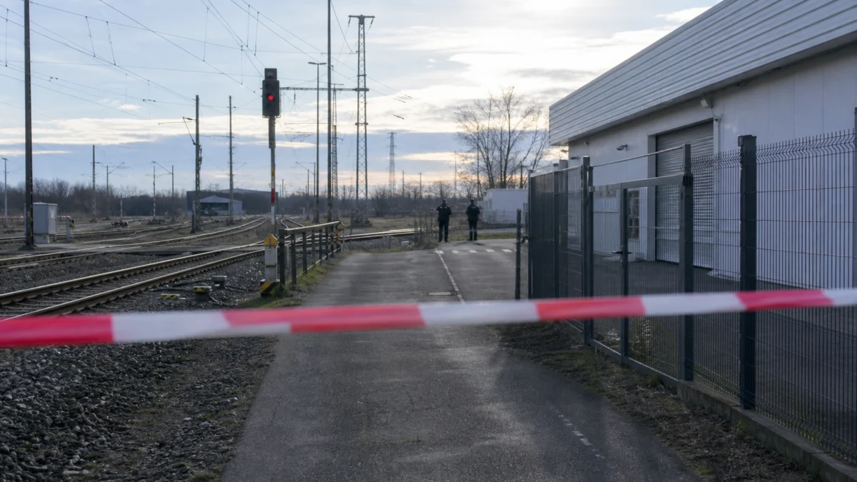 Mit Absperrband gesicherter Zugang zu einer Bahnstrecke.