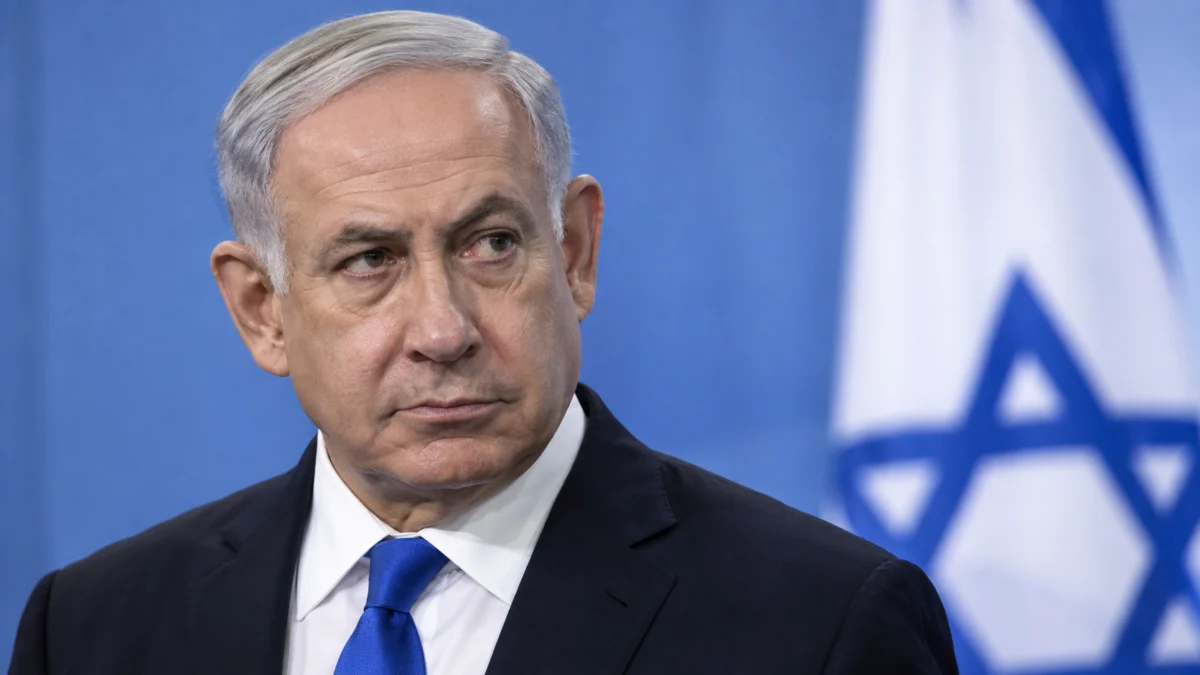 KI-generiertes Porträt von Benjamin Netanjahu vor einer israelischen Flagge
