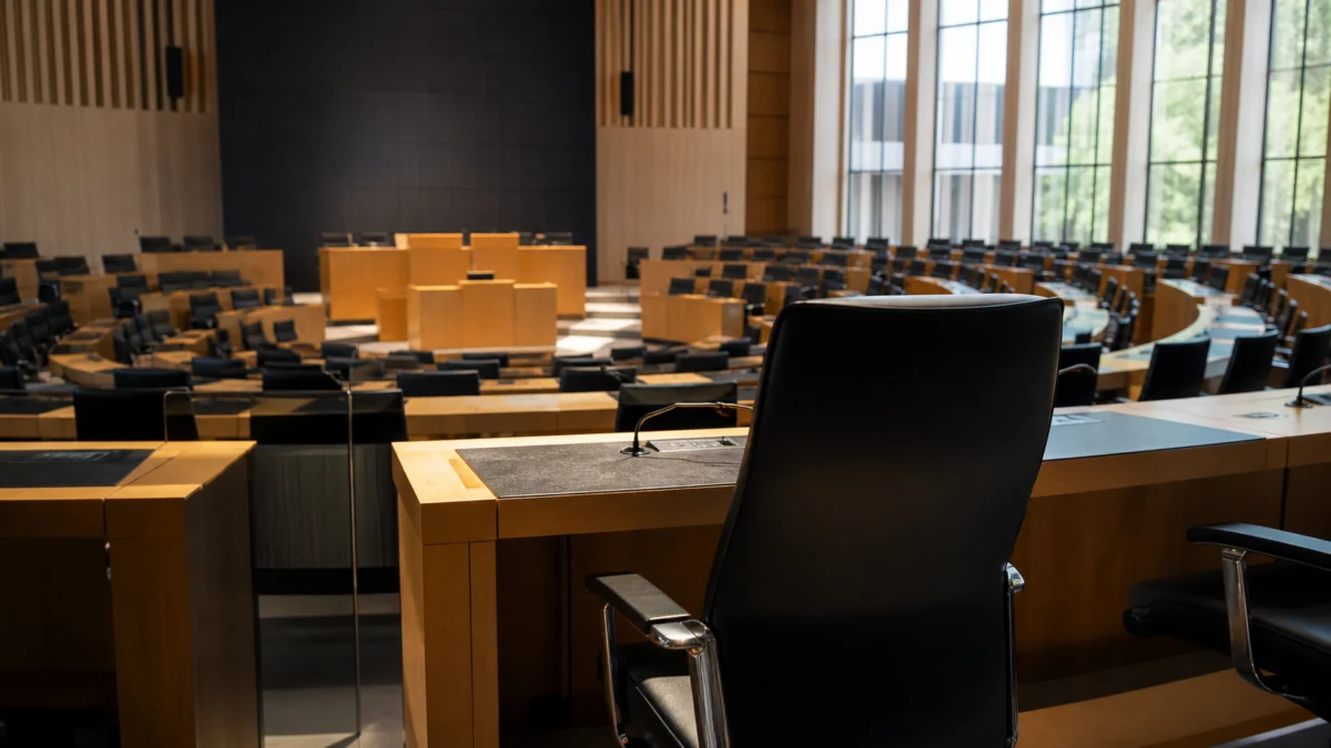 Leerer Plenarsaal mit einem Ministerstuhl im Vordergrund