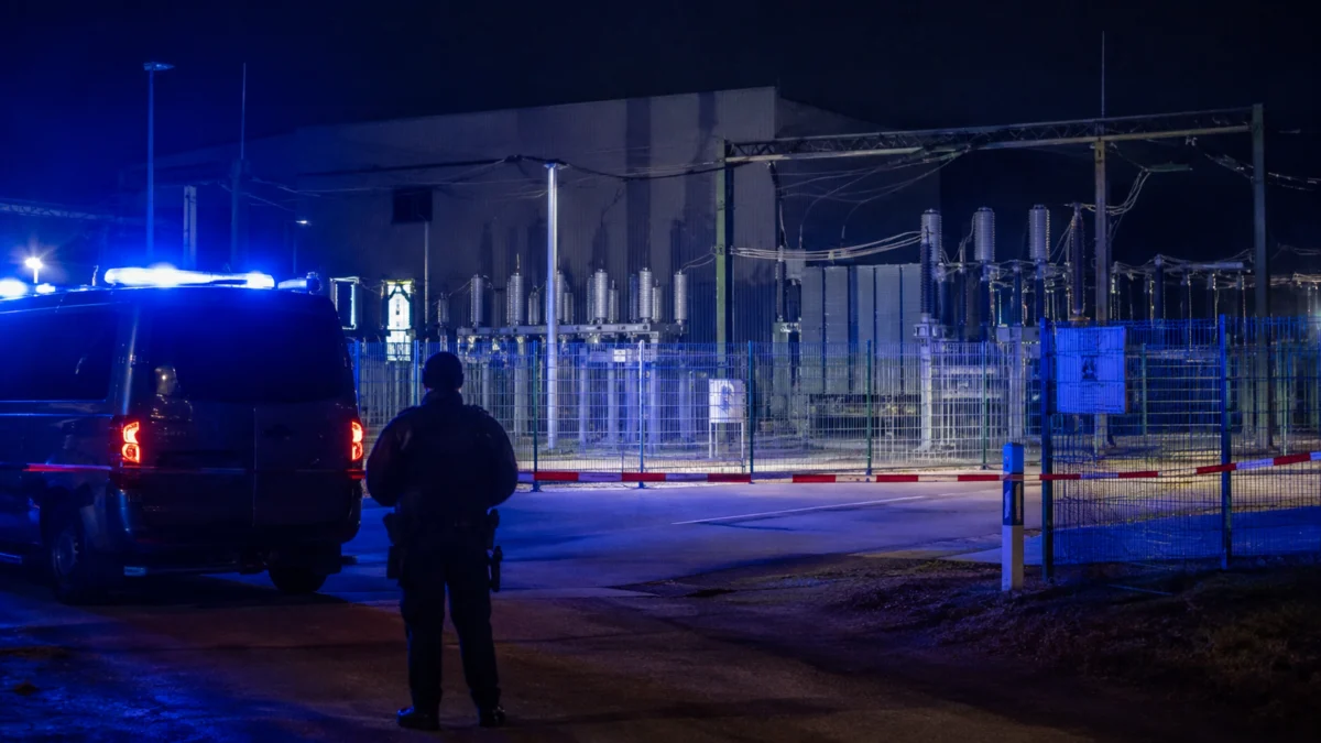 Polizeieinsatz vor einem Umspannwerk bei Nacht