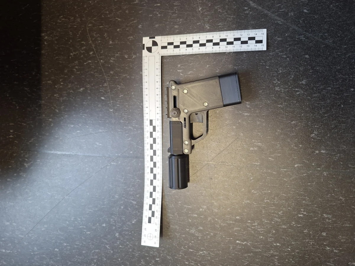 Bei einer Durchsuchung in Wuppertal sichergestellte mutmaßlich 3D-gedruckte Waffe.